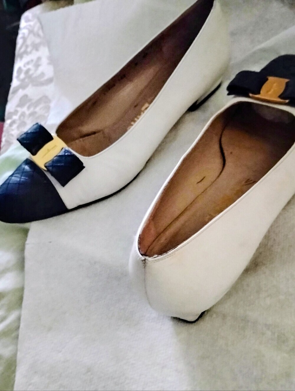 Salvatore Ferragamo Ivory & Navy Quilted Siganature Plate Vara Bow Low Pumps 9AA - Picture 6 of 10
